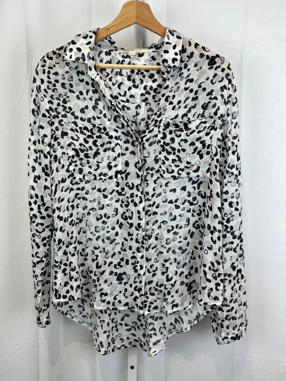 CLOTH & STONE S Anthropologie Animal Print High Low Button Up Shirt White Gray